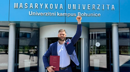 Jiří Procházka ukončil štúdium na Masarykovej univerzite.