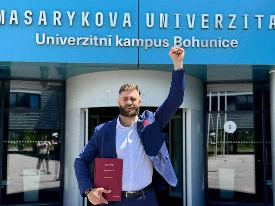 Jiří Procházka ukončil štúdium na Masarykovej univerzite.