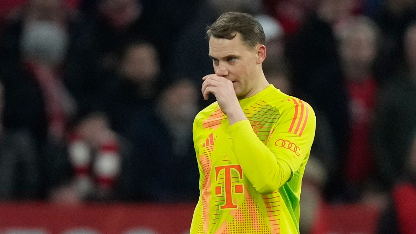 Brankár Bayernu Mníchov Manuel Neuer odchádza z ihriska.