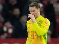 Brankár Bayernu Mníchov Manuel Neuer odchádza z ihriska.