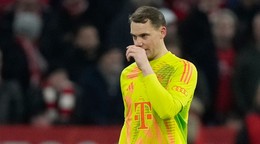 Brankár Bayernu Mníchov Manuel Neuer odchádza z ihriska.