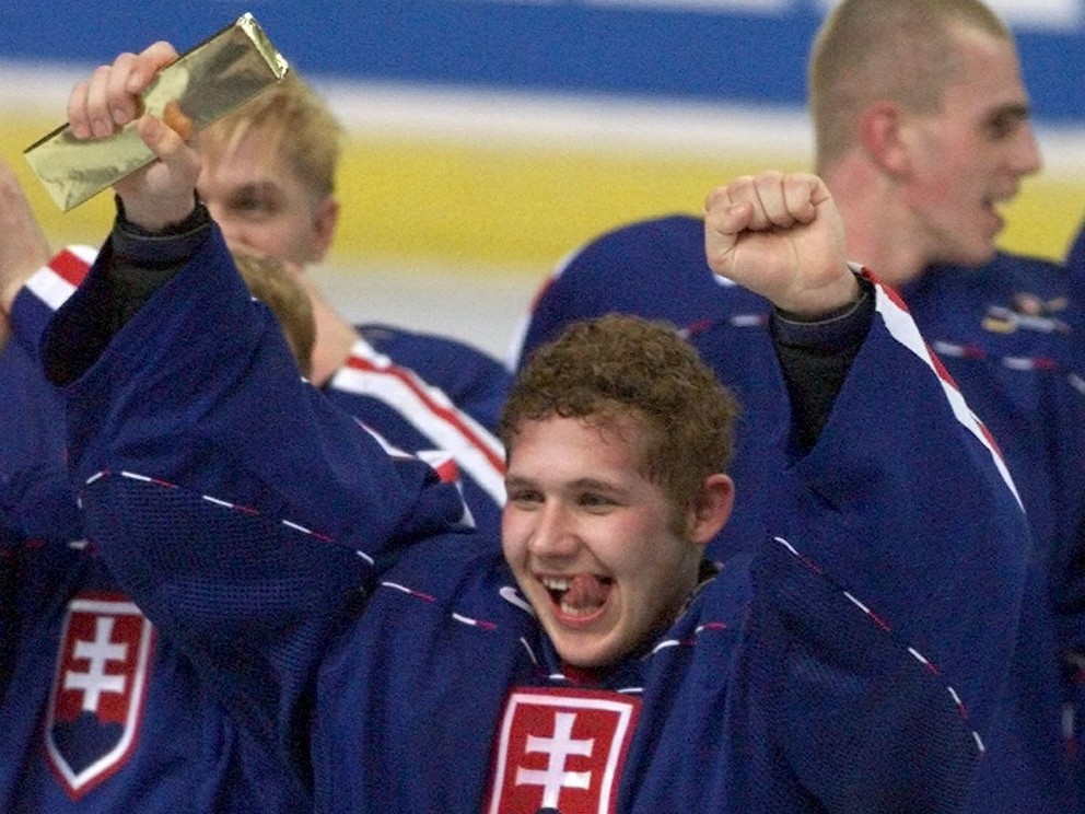 Ján Lašák po víťazstve nad Švédskom v zápase o bronz na MS do 20 rokov vo Winnipegu 1999. 