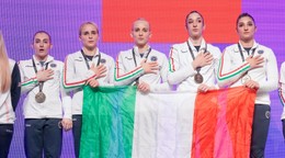 Gymnastky Talianska pri odovzdávaní medailí vo viacboji tímov na ME v gymnastike 2024