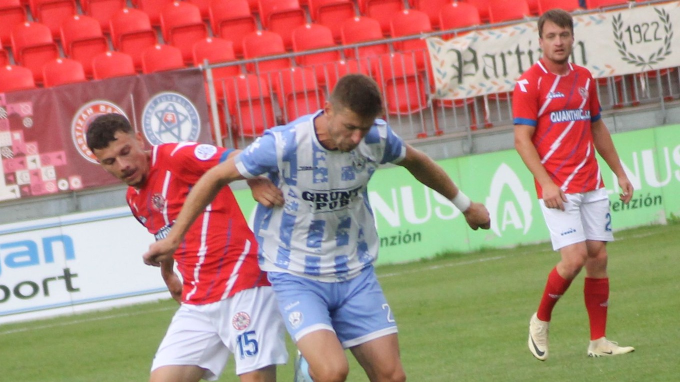 Geča v modro-bielom.