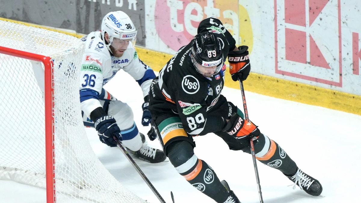 Zľava Anthony Camara (Nitra) a Jakub Ferenc (Košice) bojujú o puk v zápase 19. kola Tipos extraligy HK Nitra - HC Košice.