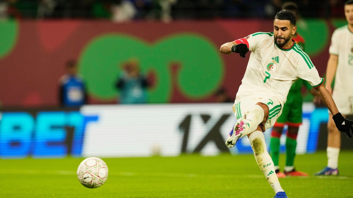 Alžírčan Rijád Karim Mahrez premieňa pokutový kop počas zápasu Afrického pohára národov medzi Alžírskom a Burkinou Faso.
