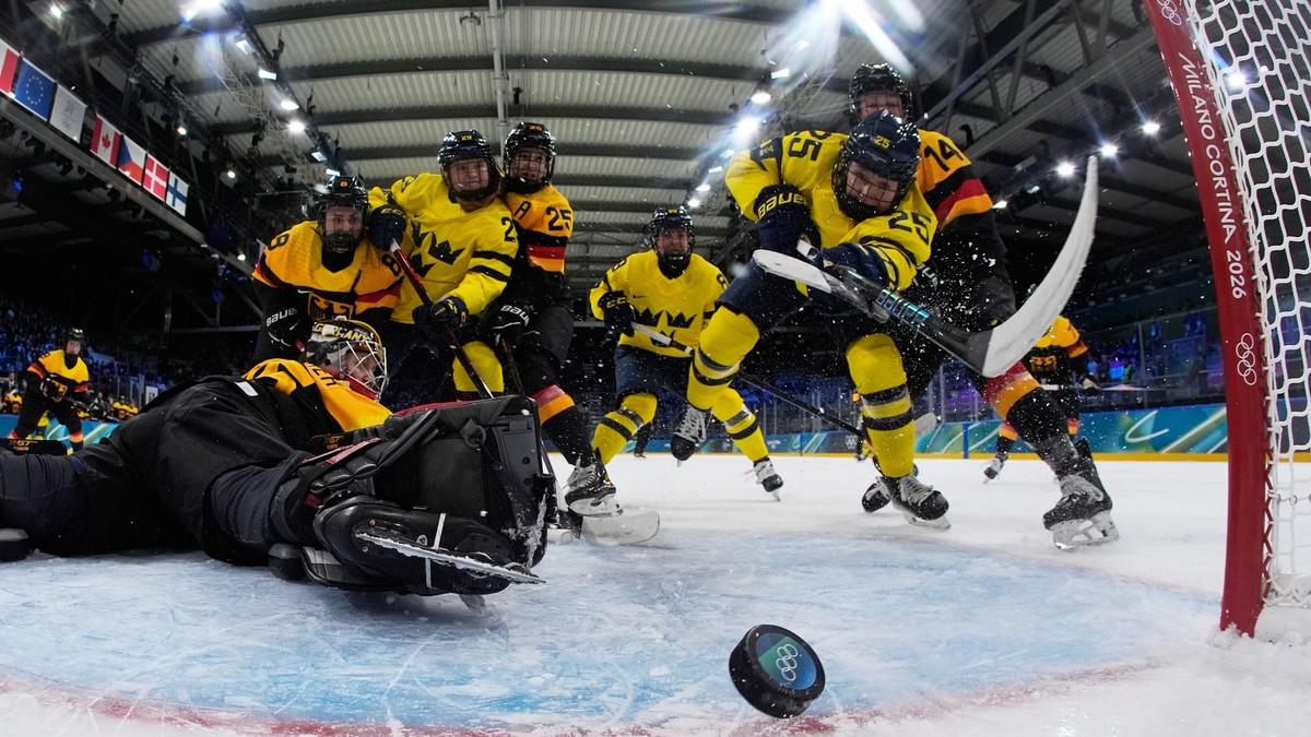 Momentka zo ženského hokejového zápasu Švédsko - Nemecko počas ZOH 2026.