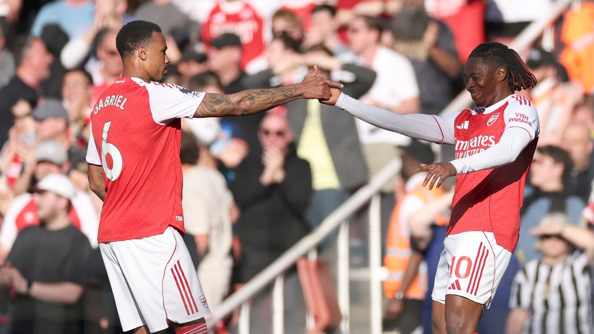 Hráč Arsenalu Eberechi Eze (vpravo) oslavuje so spoluhráčom Gabrielom po tom, ako skóroval.