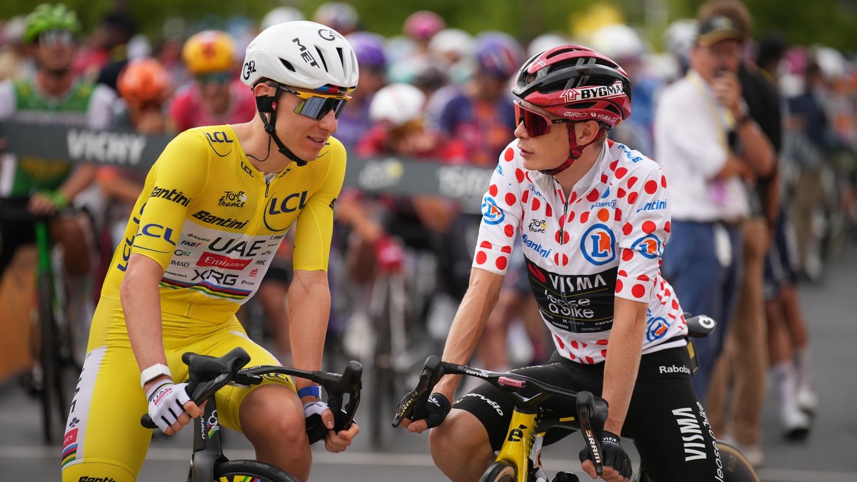 Slovinský cyklista Tadej Pogačar (vľavo) a Dán Jonas Vingegaard počas Tour de France 2026.