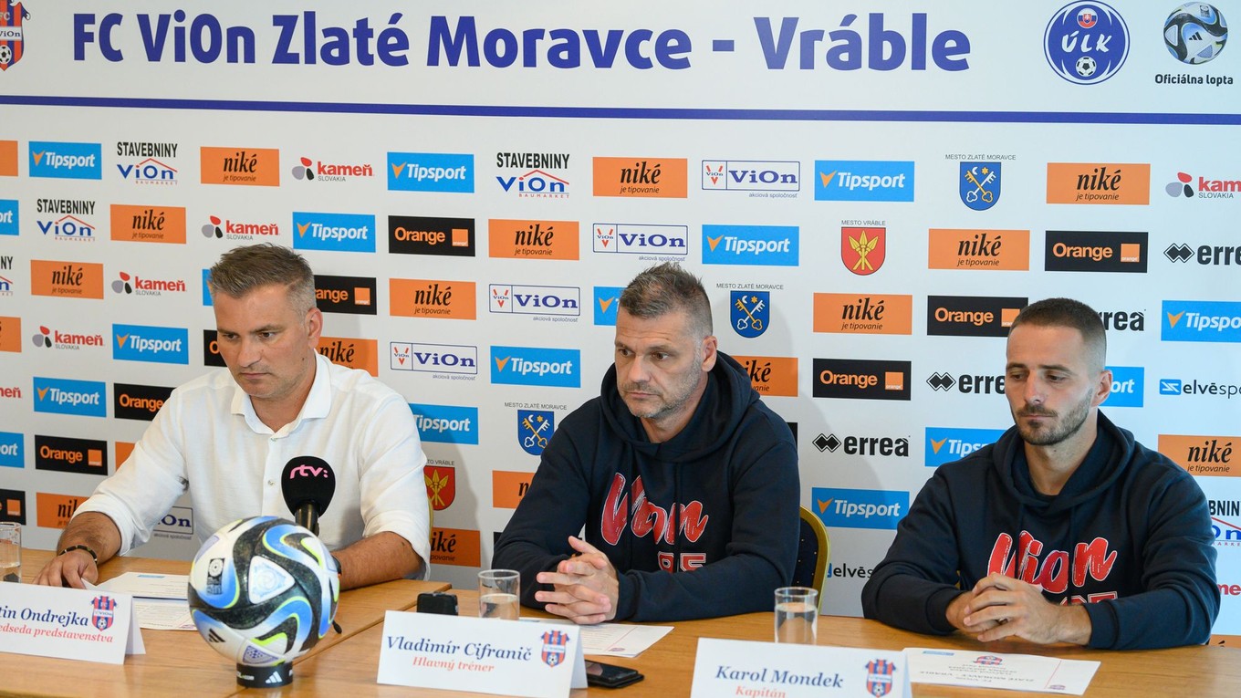 Zľava predseda predstavenstva Martin Ondrejka, hlavný tréner Vladimír Cifranič a kapitán Karol Mondek.