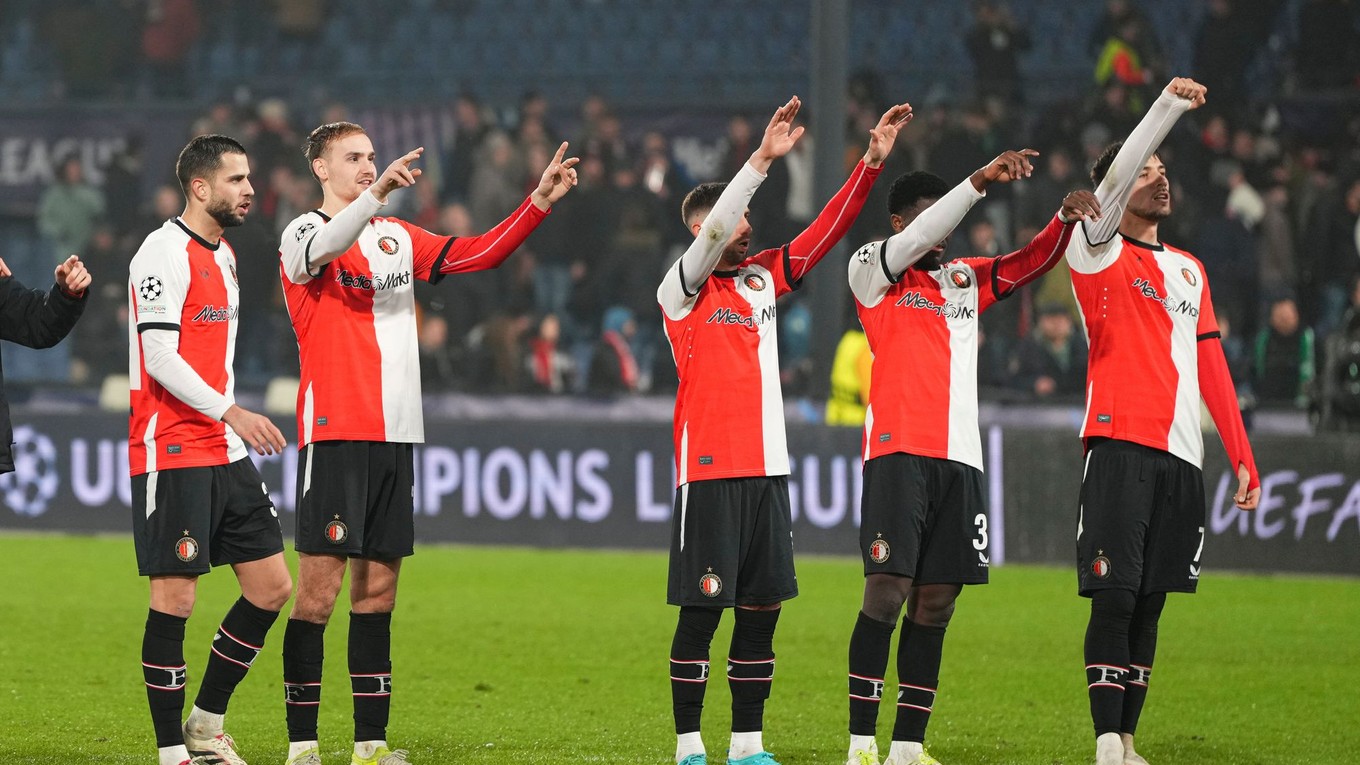 Futbalisti Feyenoordu oslavujú víťazstvo nad AC Miláno.