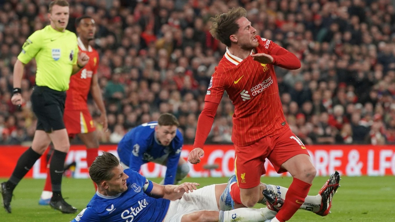 James Tarkowski fauluje Alexisa Mac Allistera