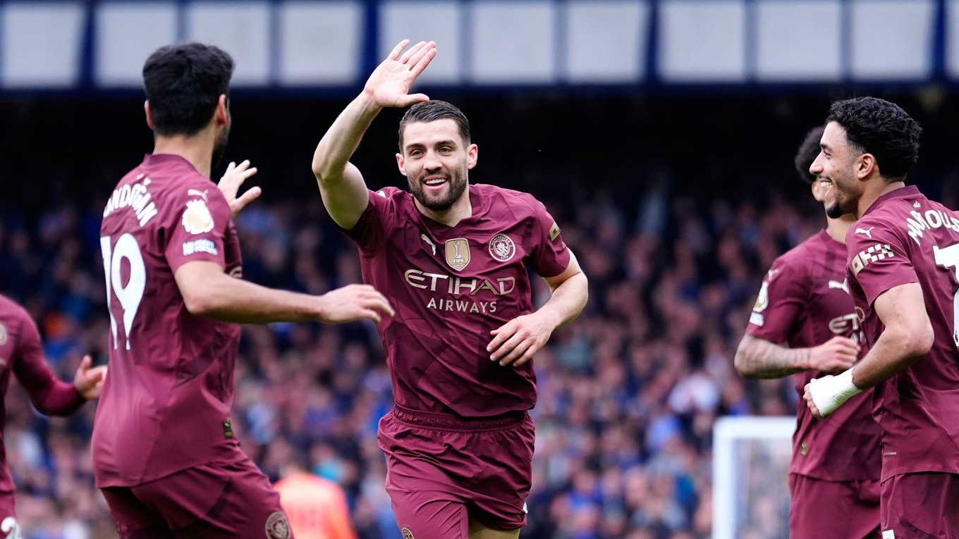 Mateo Kovačič oslavuje gól do siete Evertonu.