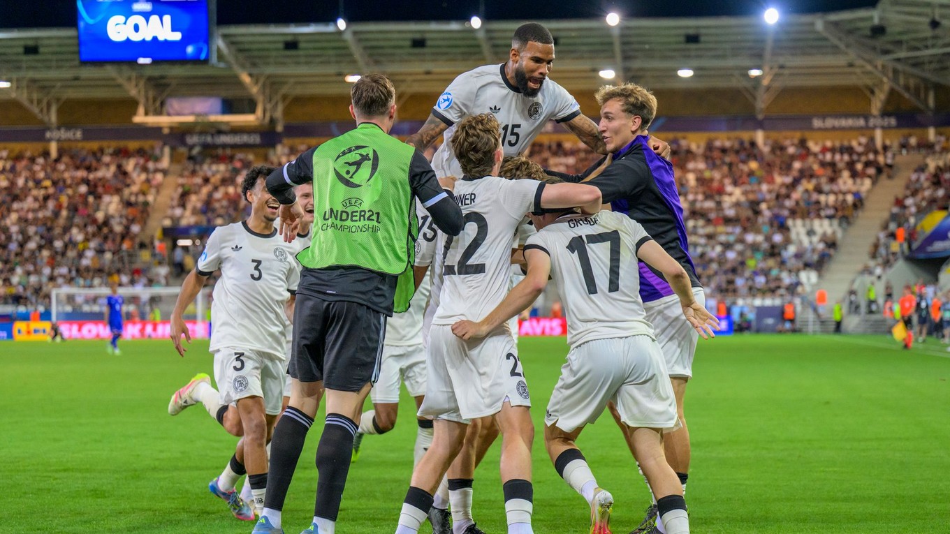 Futbalisti Nemecka sa tešia z tretieho gólu počas zápasu semifinále Nemecko - Francúzsko na ME hráčov do 21 rokov.