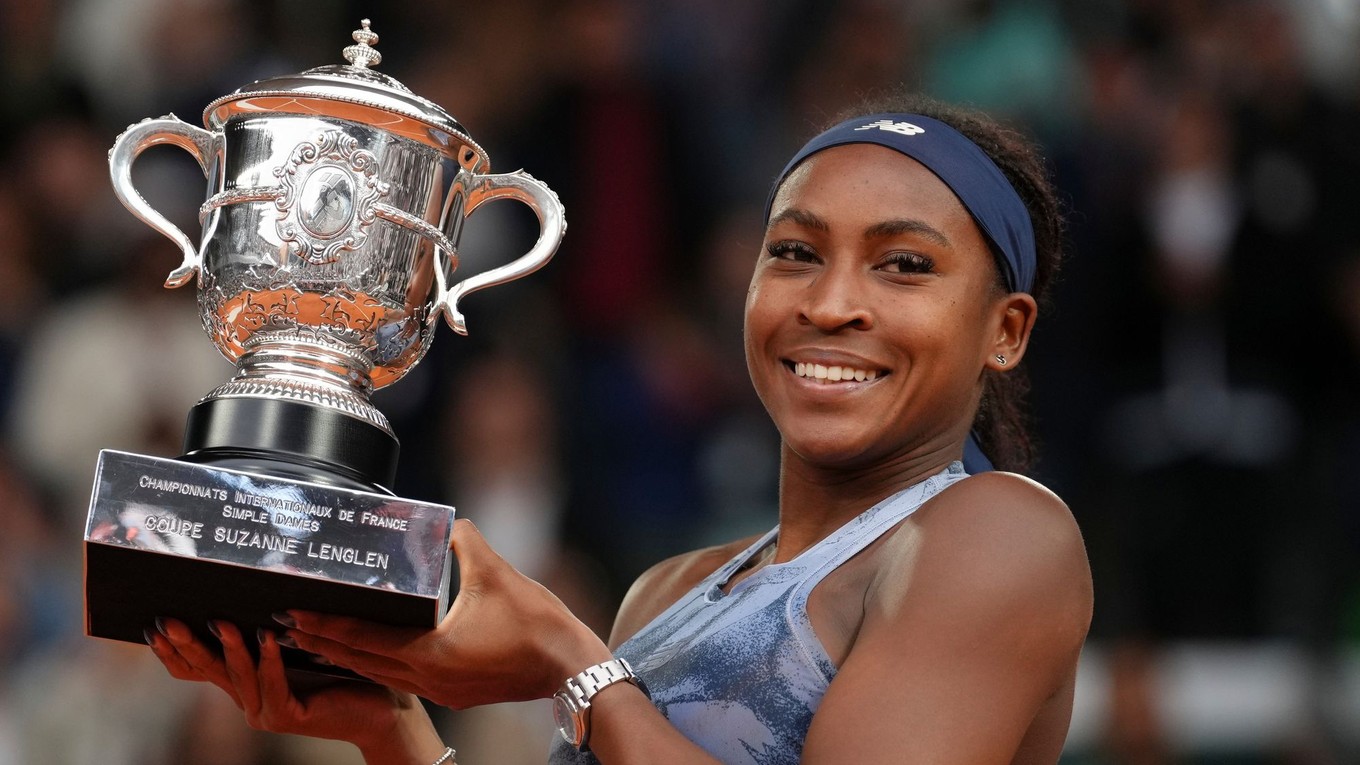 Coco Gauffová s trofejou po víťazstve na Roland Garros 2025.
