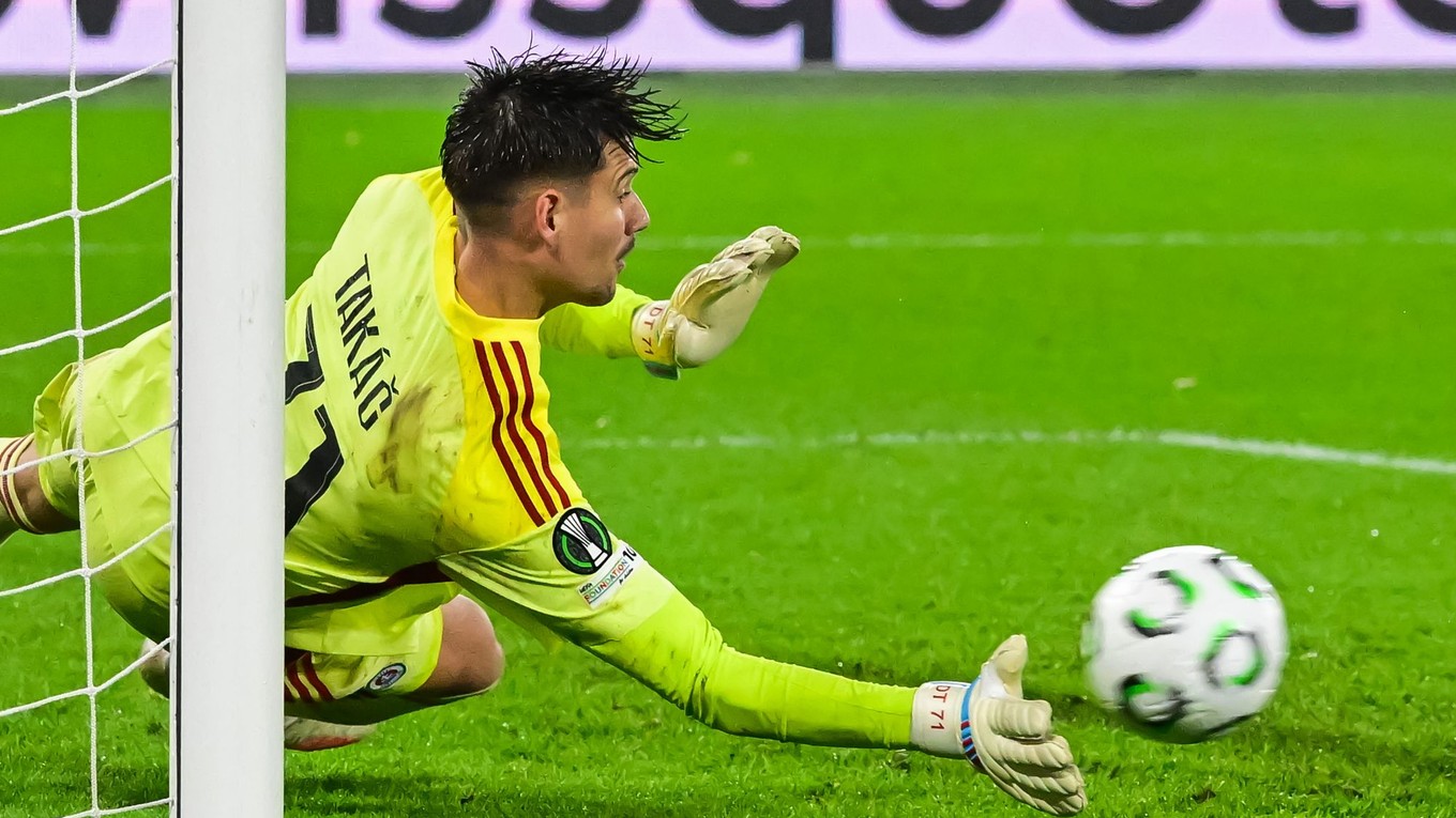 Dominik Takáč chytá pokutový kop v zápase AZ Alkmaar - ŠK Slovan Bratislava.