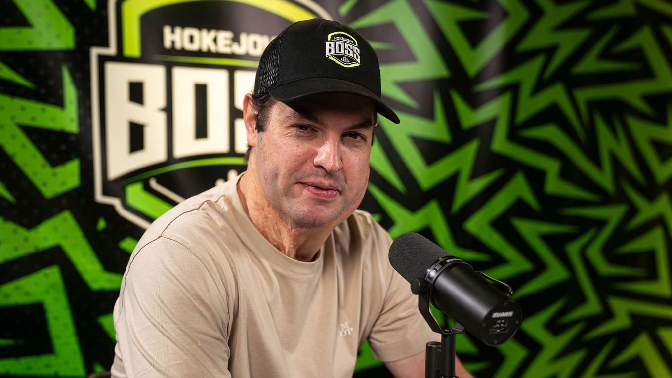 Ondrej Rusnák počas nahrávania podcastu Hokejový BOSS.