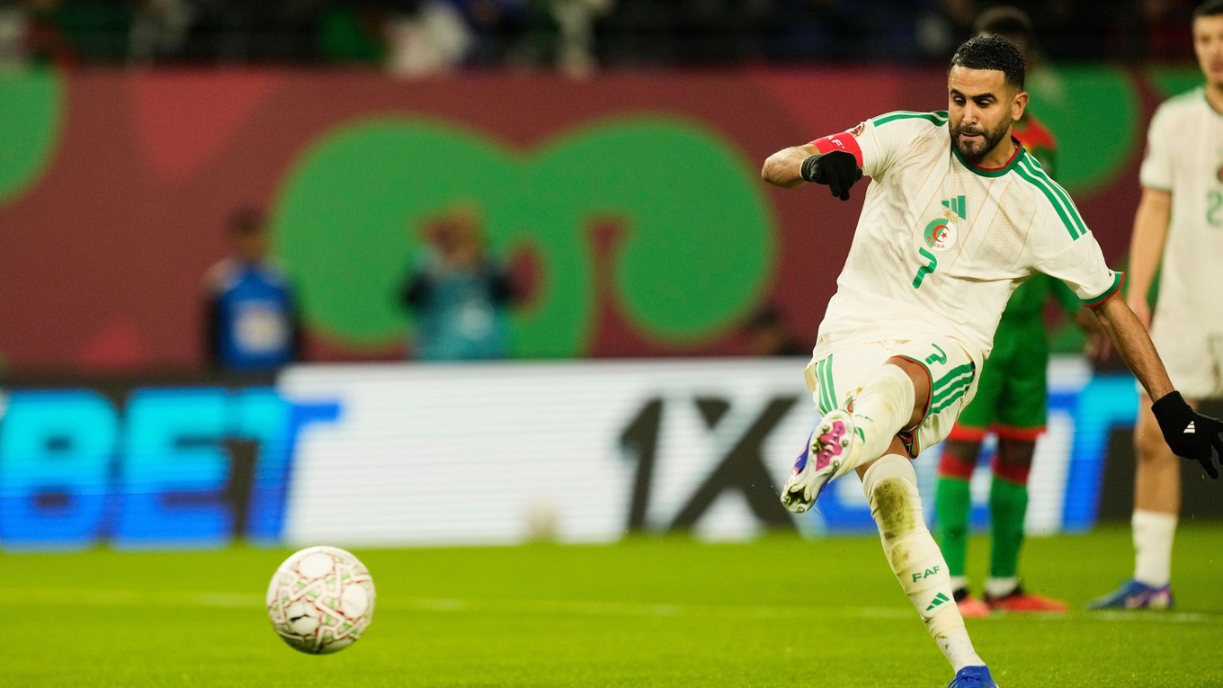 Alžírčan Rijád Karim Mahrez premieňa pokutový kop počas zápasu Afrického pohára národov medzi Alžírskom a Burkinou Faso.