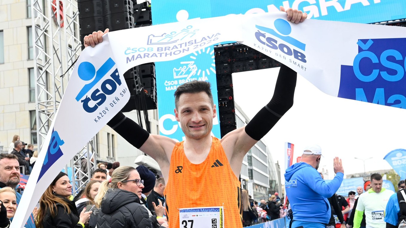 Víťaz mužskej kategórie Marek Hladík po príchode do cieľa na 21. ročníku ČSOB Bratislava maratónu