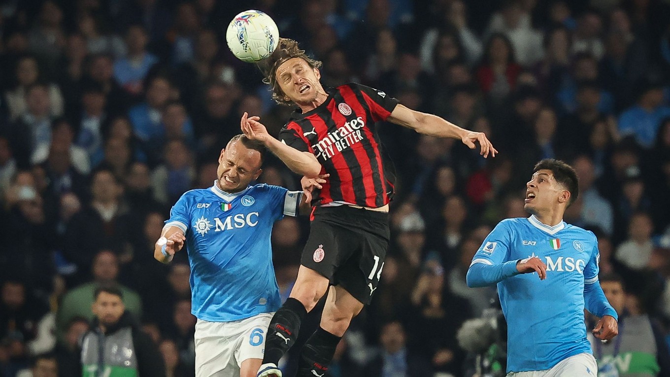 Futbalista AC Miláno Luka Modrič (upostred) a slovenský futbalista Stanislav Lobotka z Neapola (vľavo) počas zápasu.