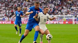 Phil Foden a Denis Vavro v súboji o loptu v zápase Slovensko - Anglicko v osemfinále EURO 2024.