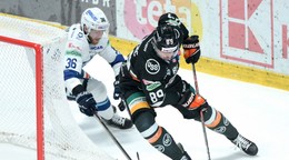 Zľava Anthony Camara (Nitra) a Jakub Ferenc (Košice) bojujú o puk v zápase 19. kola Tipos extraligy HK Nitra - HC Košice.