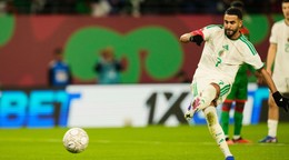 Alžírčan Rijád Karim Mahrez premieňa pokutový kop počas zápasu Afrického pohára národov medzi Alžírskom a Burkinou Faso.