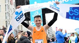 Víťaz mužskej kategórie Marek Hladík po príchode do cieľa na 21. ročníku ČSOB Bratislava maratónu