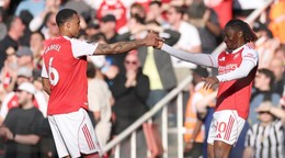 Hráč Arsenalu Eberechi Eze (vpravo) oslavuje so spoluhráčom Gabrielom po tom, ako skóroval.