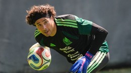 Brankár mexickej futbalovej reprezentácie Guillermo Ochoa.