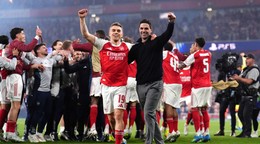 Tréner Mikel Arteta a Leandro Trossard oslavujú víťazstvo.