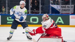 Slovinský hráč Marcel Mahkovec (vľavo) sa pokúša skórovať cez dánskeho brankára Madsa Sogaarda