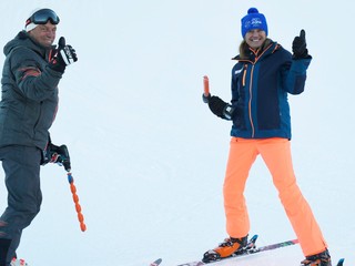 Kontrolór FIS a športová riaditeľka Jana Palovičová gestikulujú počas kontroly trate pred pretekmi Svetového pohára v Jasnej. 