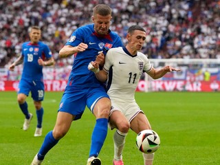 Phil Foden a Denis Vavro v súboji o loptu v zápase Slovensko - Anglicko v osemfinále EURO 2024.