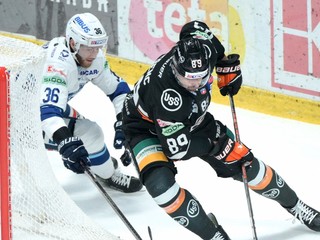 Zľava Anthony Camara (Nitra) a Jakub Ferenc (Košice) bojujú o puk v zápase 19. kola Tipos extraligy HK Nitra - HC Košice.
