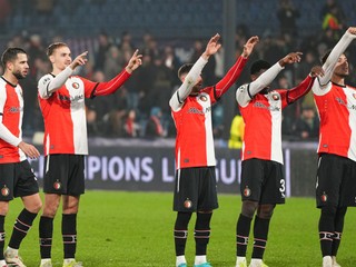 Futbalisti Feyenoordu oslavujú víťazstvo nad AC Miláno.