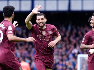 Mateo Kovačič oslavuje gól do siete Evertonu.