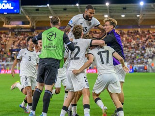 Futbalisti Nemecka sa tešia z tretieho gólu počas zápasu semifinále Nemecko - Francúzsko na ME hráčov do 21 rokov.