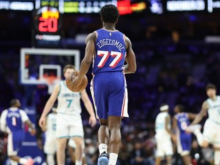 Basketbalista VJ Edgecombe v drese Philadelphie 76ers.