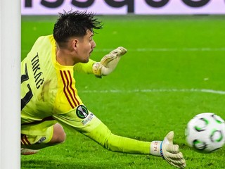 Dominik Takáč chytá pokutový kop v zápase AZ Alkmaar - ŠK Slovan Bratislava.