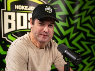 Ondrej Rusnák počas nahrávania podcastu Hokejový BOSS.