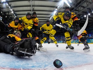 Momentka zo ženského hokejového zápasu Švédsko - Nemecko počas ZOH 2026.