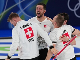 Švajčiarski reprezentanti v curlingu zľava Benoit Schwarz-van Berkel, Yannick Schwaller, Sven Michel a Pablo Lachat-Couchepin oslavujú po ich výhre nad Nórskom v zápase o bronz 