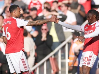 Hráč Arsenalu Eberechi Eze (vpravo) oslavuje so spoluhráčom Gabrielom po tom, ako skóroval.