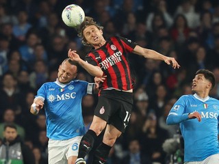 Futbalista AC Miláno Luka Modrič (upostred) a slovenský futbalista Stanislav Lobotka z Neapola (vľavo) počas zápasu.