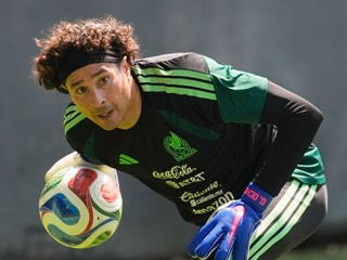 Brankár mexickej futbalovej reprezentácie Guillermo Ochoa.
