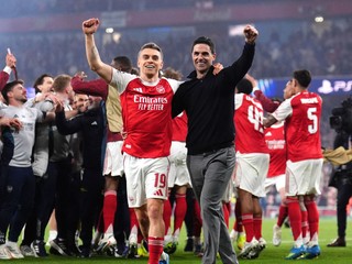 Tréner Mikel Arteta a Leandro Trossard oslavujú víťazstvo.