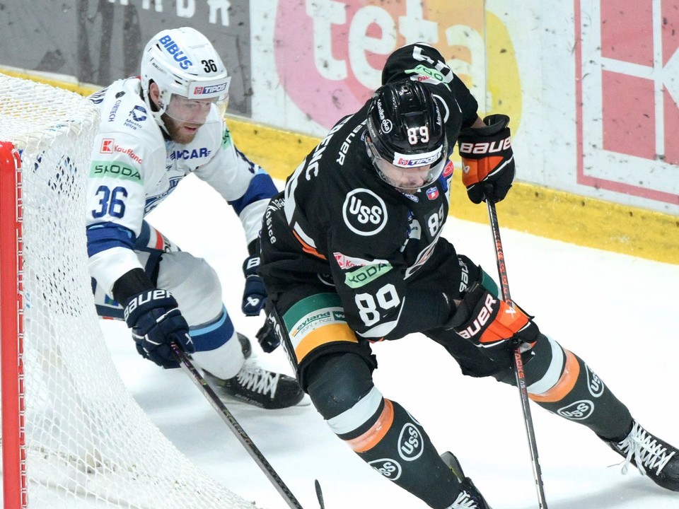 Zľava Anthony Camara (Nitra) a Jakub Ferenc (Košice) bojujú o puk v zápase 19. kola Tipos extraligy HK Nitra - HC Košice.