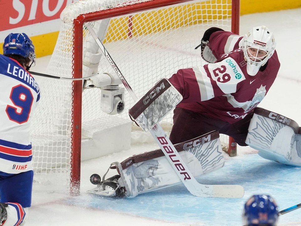 Brankár Linards Feldbergs inkasuje gól po tom, čo ho prekonal Ryan Leonard v zápase Lotyšsko - USA na MS v hokeji do 20 rokov 2025.