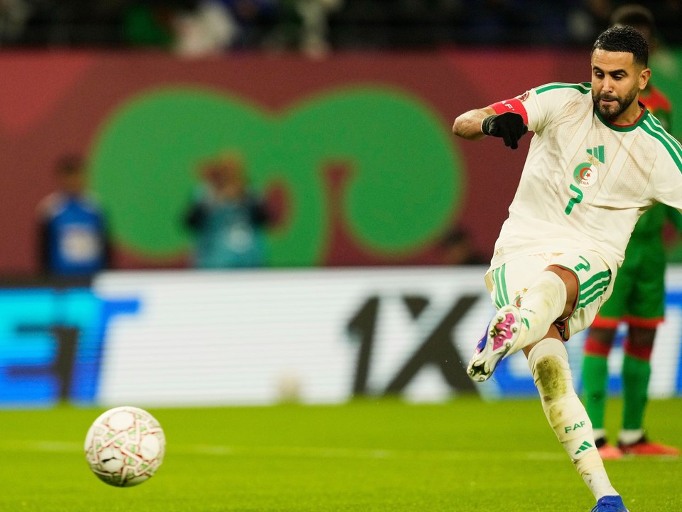 Alžírčan Rijád Karim Mahrez premieňa pokutový kop počas zápasu Afrického pohára národov medzi Alžírskom a Burkinou Faso.
